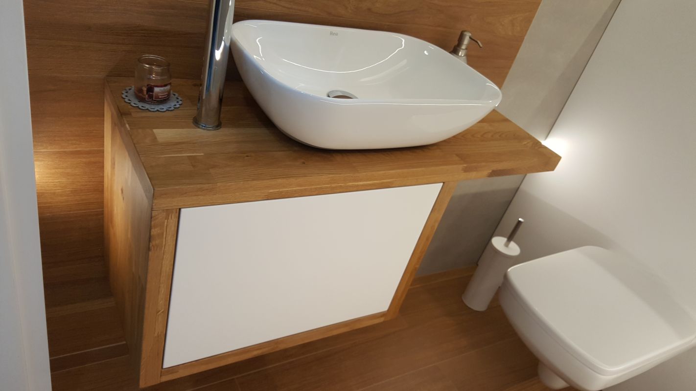 JP Meble – realizacja – łazienka – Połączenie drewna z mdf lakierowanym 03