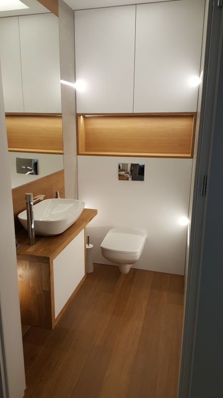 JP Meble – realizacja – łazienka – Połączenie drewna z mdf lakierowanym 04